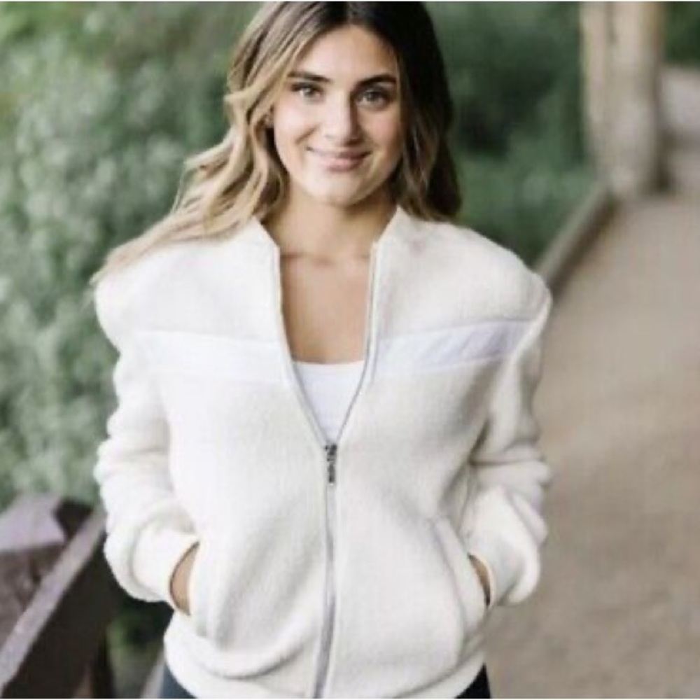 Ziya Women’s Flying V Sherpa Fleece Jacket/ small/ cream